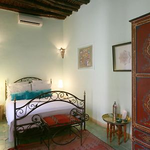Habitación Pequeña con Cama King